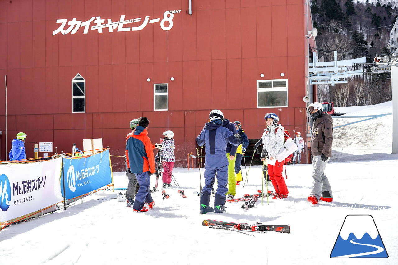 札幌国際スキー場 Mt.石井スポーツ ISHII SKI ACADEMY 校長・斉藤人之さんによる『斉藤塾』開講。本日のテーマは、「春雪！コブからスキーのたわみを楽しむ！！」(^^)v